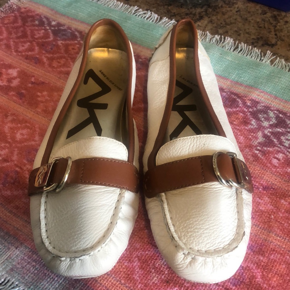 Anne Klein white and beige flats